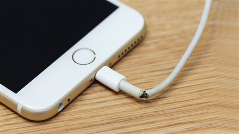 Sử dụng smartphone trong khi sạc liệu có an toàn cho 'dế yêu' và chính bạn? Đáp án sẽ khiến nhiều người dùng bất ngờ đấy Sử dụng smartphone trong khi sạc liệu có an toàn cho 'dế yêu' và chính bạn? Đáp án sẽ khiến nhiều người dùng bất ngờ đấy