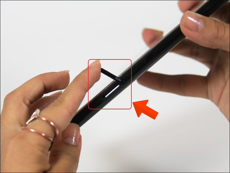 Xoay vật che SIM ra