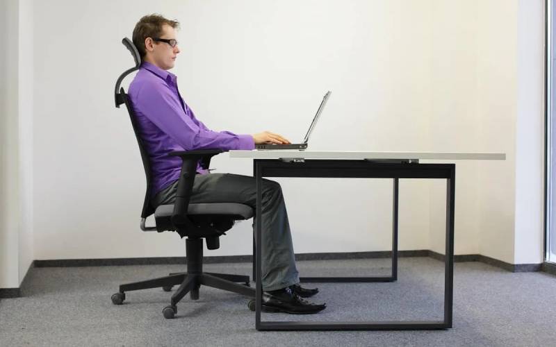 Ghế công thái học giúp nâng đỡ, bảo vệt cột sống khi người dùng phải ngồi làm việc lâu dài.