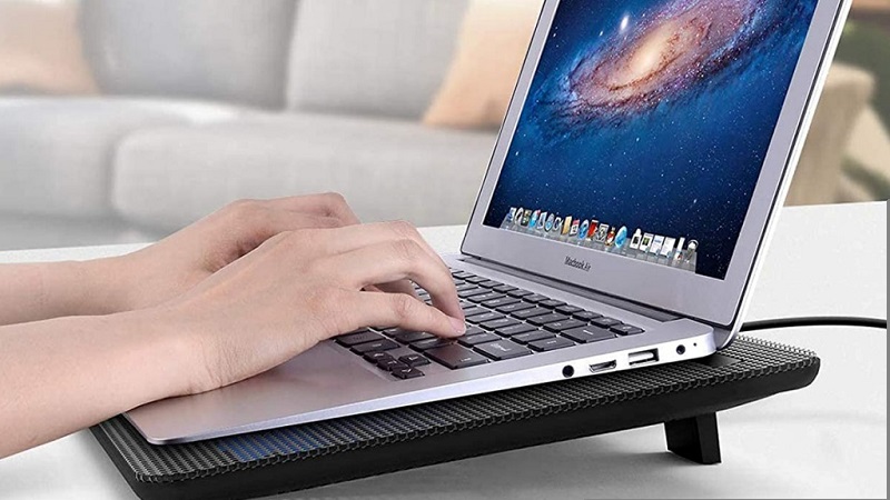 huong-dan-cach-su-dung-de-tan-nhiet-cho-laptop-dung-cach-2 Đặt lap top lên đế tản nhiệt