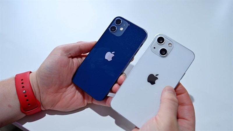 Cùng so sánh thiết kế của iPhone 13 series với iPhone 12 series Cùng so sánh thiết kế của iPhone 13 series với iPhone 12 series