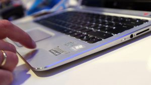 Hiện tượng bị giật nhẹ khi chạm vào laptop không hiếm gặp
