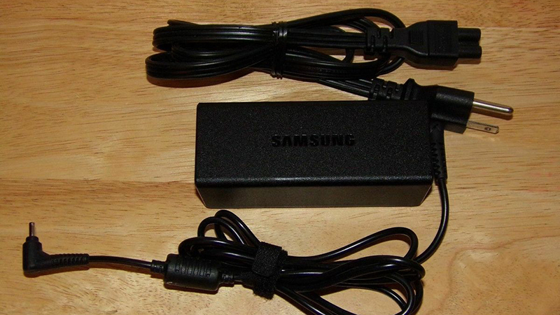 Lỗi đến từ adapter cũng có thể gây ra hiện tượng giật điện trên laptop