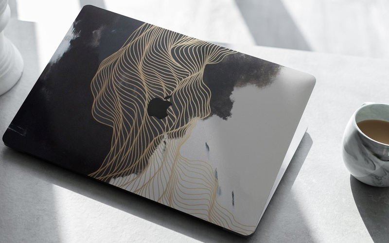 Bạn nên dán băng keo hoặc decal ở phần hay bị giật điện trên laptop