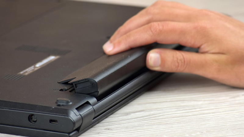 Hiện tượng rò điện thường liên quan đến pin laptop