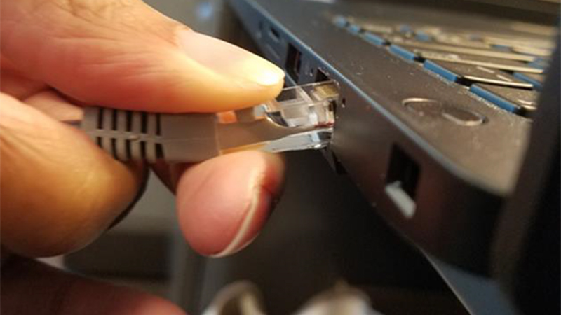 Đối với cáp Ethernet, bạn hãy thử rút dây cắm ra và cắm lại để khôi phục kết nối mạng