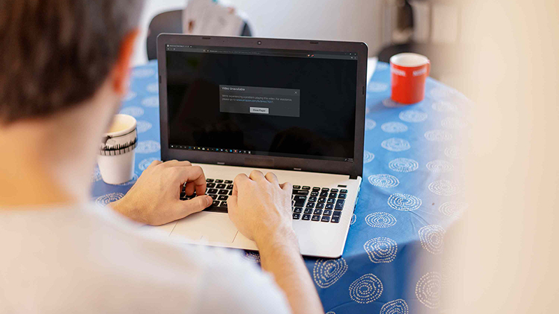 Bạn cũng có thể khởi động lại máy tính để khắc phục lỗi xem video YouTube