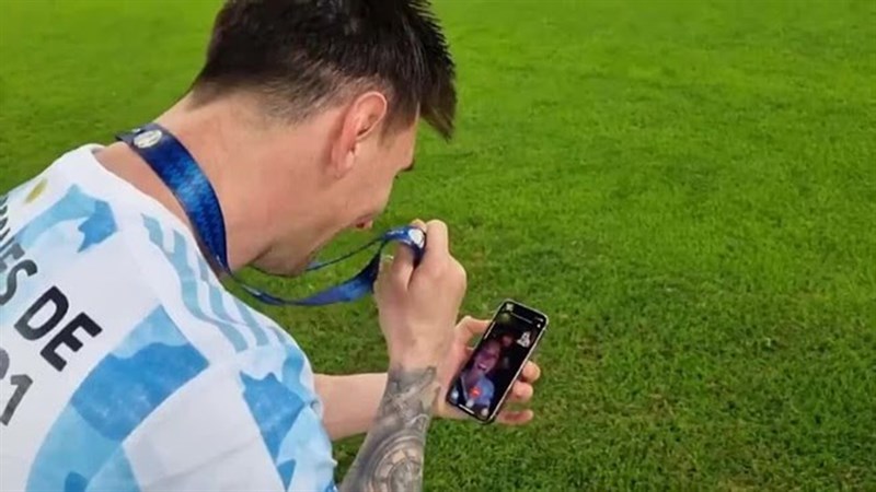 Thánh soi công nghệ: Đố bạn Messi đã dùng điện thoại gì Thánh soi công nghệ: Đố bạn Messi đã dùng điện thoại gì
