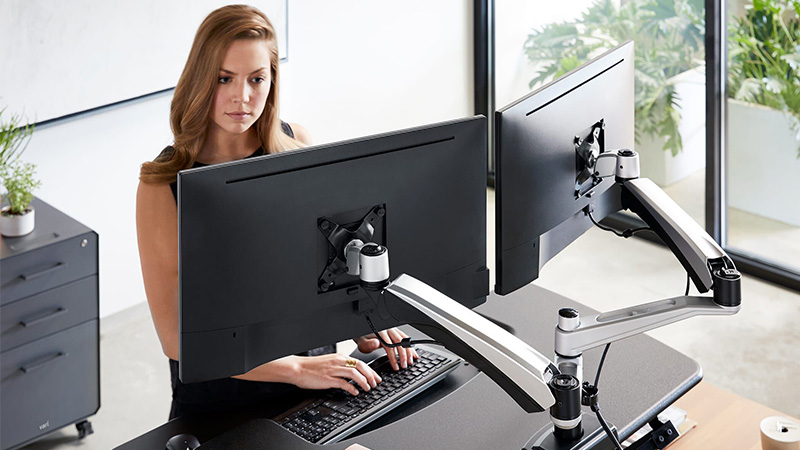Monitor Arm hỗ trợ hạn chế các tác hại đến sức khỏe khi sử dụng màn hình máy tính