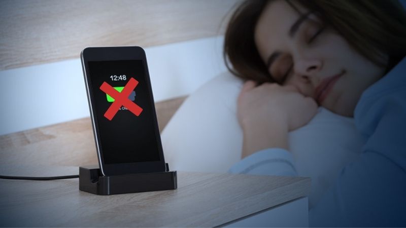Tránh sạc điện thoại qua đêm