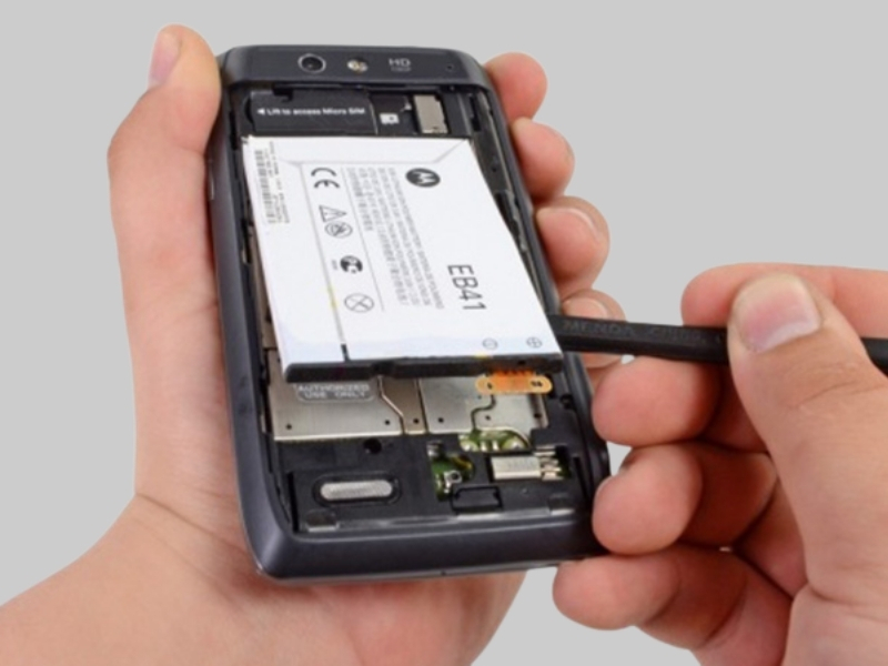 Tháo pin nên được thực hiện một cách cẩn thận