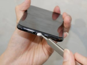 Dùng tăm bông vệ sinh cổng sạc