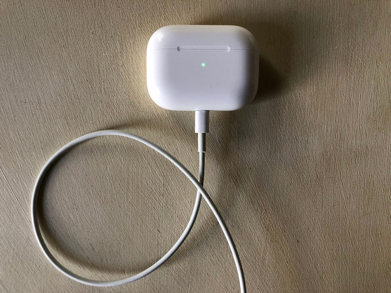 FreeBuds Pro và AirPods Pro sử dụng cả bộ sạc có dây và không dây