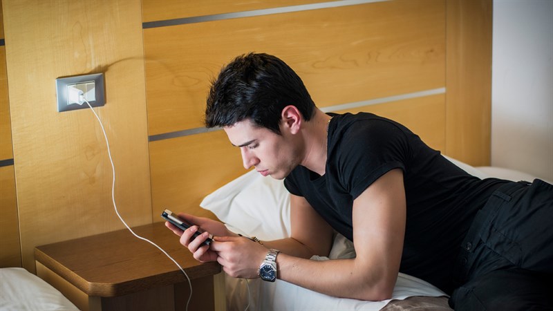 Sử dụng smartphone trong khi sạc liệu có an toàn cho 'dế yêu' và chính bạn? Đáp án sẽ khiến nhiều người dùng bất ngờ đấy Sử dụng smartphone trong khi sạc liệu có an toàn cho 'dế yêu' và chính bạn? Đáp án sẽ khiến nhiều người dùng bất ngờ đấy