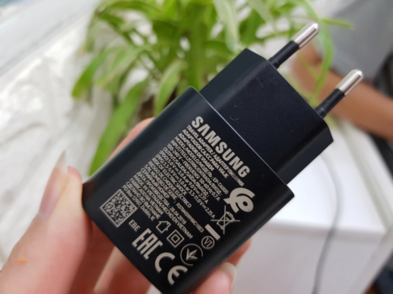 tim-hieu-sac-nhanh-tren-pin-sac-du-phong-4-4-800x600-1 Bạn có thể kiểm tra công suất sạc được in trên củ sạc của các hãng