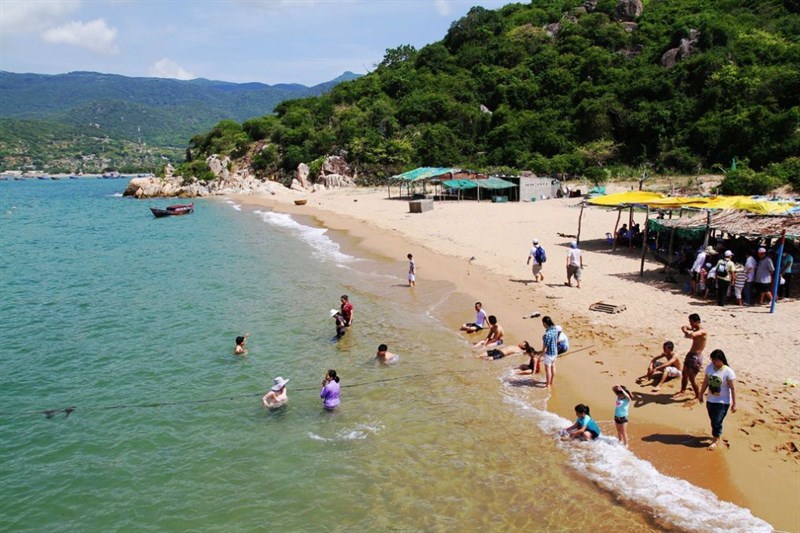 Du khách tắm biển Ninh Chử Du khách tắm biển Ninh Chử
