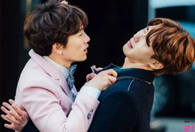 Cha Do Hyun (bên trái) trong tính cách là nữ Cha Do Hyun (bên trái) trong tính cách là nữ