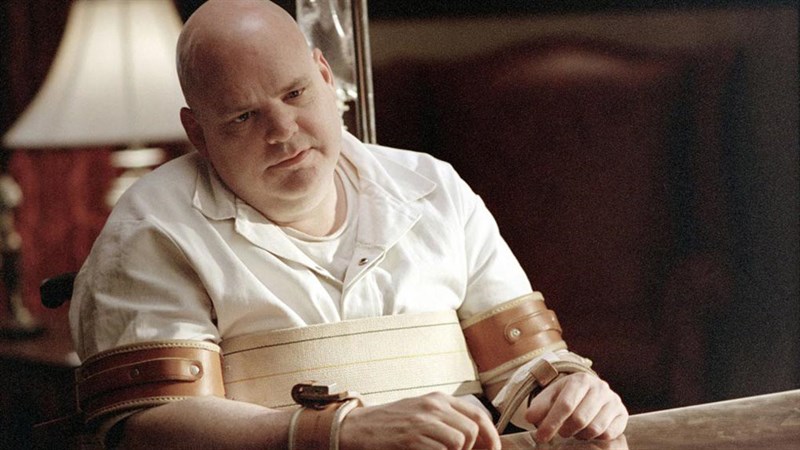Danh tính xoay quanh câu chuyện về Malcolm (Pruitt Taylor Vince) - tên sát nhân bị rối loạn nhận thức, hắn cùng lúc sở hữu 10 tính cách khác nhau. Malcolm