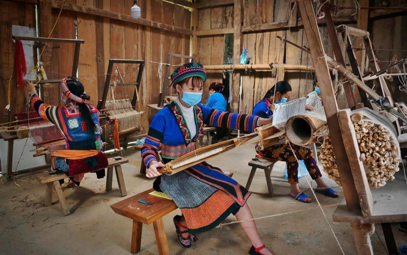 Những người phụ nữ H’Mông đang ngồi bên khung cửi Những người phụ nữ H’Mông đang ngồi bên khung cửi