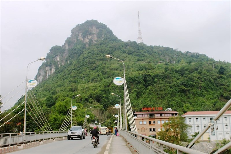 Đường lên núi Cấm Sơn Đường lên núi Cấm Sơn