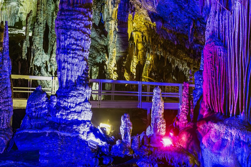Những khối nhũ đá có hình thù kỳ lạ trong động Lùng Khúy Những khối nhũ đá có hình thù kỳ lạ trong động Lùng Khúy