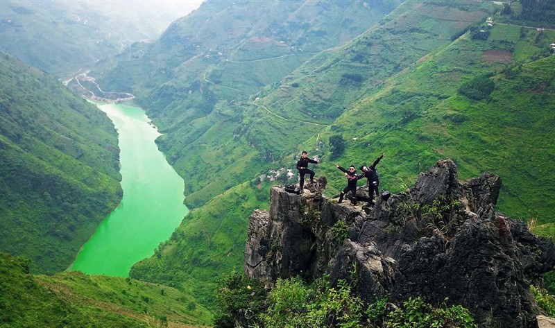 Trên đèo Mã Pí Lèng có thể ngắm dòng sông Nho Quế xanh ngọc bích Trên đèo Mã Pí Lèng có thể ngắm dòng sông Nho Quế xanh ngọc bích