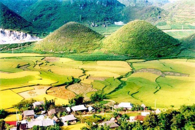 Làng dệt thổ cẩm Lùng Tám nằm dưới chân núi đôi Quản Bạ Làng dệt thổ cẩm Lùng Tám nằm dưới chân núi đôi Quản Bạ