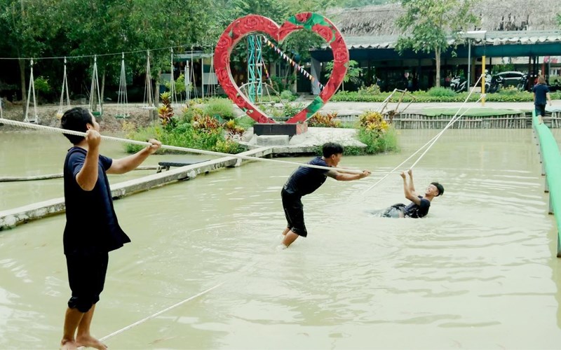 Du khách đang vui chơi tại nông trại JOY Du khách đang vui chơi tại nông trại JOY