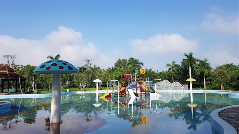 Hồ bơi bên trong khu du lịch Tây Thành Hồ bơi bên trong khu du lịch Tây Thành