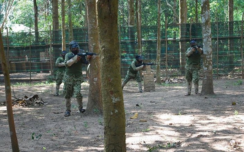 Du khách đang tham gia bắn súng đạn phun sơn Du khách đang tham gia bắn súng đạn phun sơn