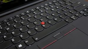TrackPoint là một núm cao su được bố trí trên bàn phím ở một số laptop