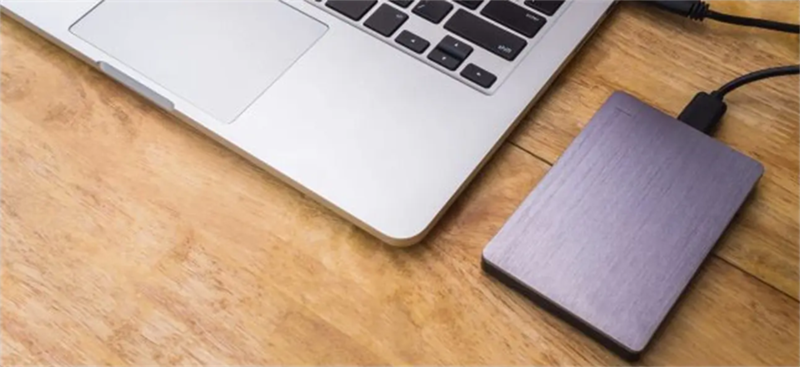 Macbook cùng ổ cứng ngoài Macbook cùng ổ cứng ngoài