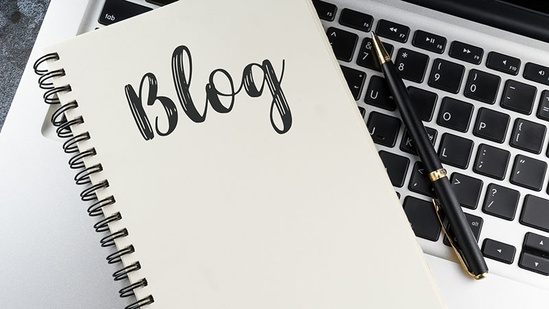 Dùng máy tính để viết blog