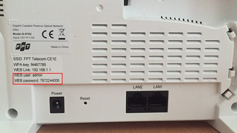a12-800x450-1 Tuy nhiên, 1 số dòng modem FPT mật khẩu và tên đăng nhập có sự thay đổi ngẫu nhiên. Bạn cũng có thể tìm chúng ngay bên dưới modem FPT.