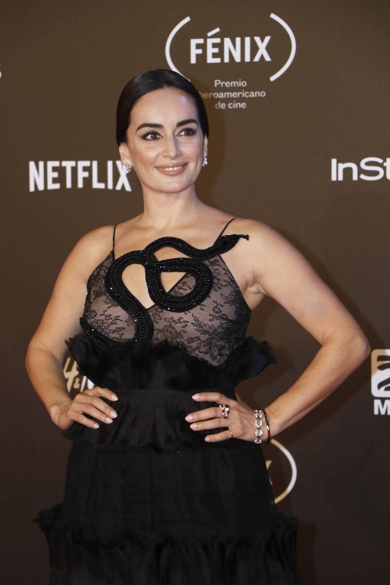 Ana de la Reguera trong vai Adela Ana de la Reguera trong vai Adela