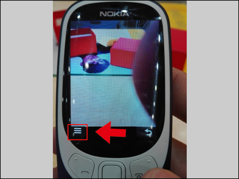 Vào máy ảnh và bấm vào 3 dấu gạch ngang