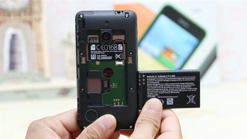 Tháo pin ra và lắp lại