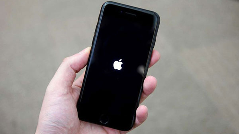 cach-kiem-tra-phan-biet-man-hinh-iphone-dung-hay-zin-don205 Bật màn hình đen để kiểm tra điểm chết