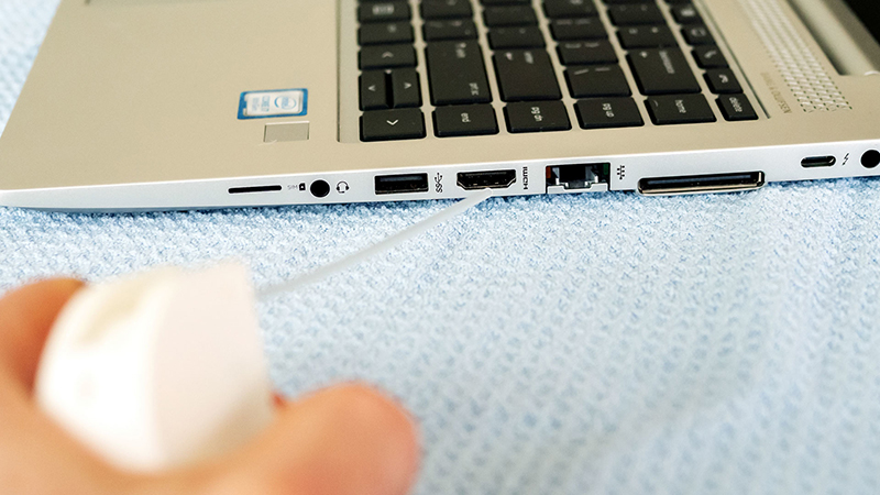Bạn có thể sử dụng tăm bông hoặc bình nén khí để vệ sinh các cổng kết nối laptop