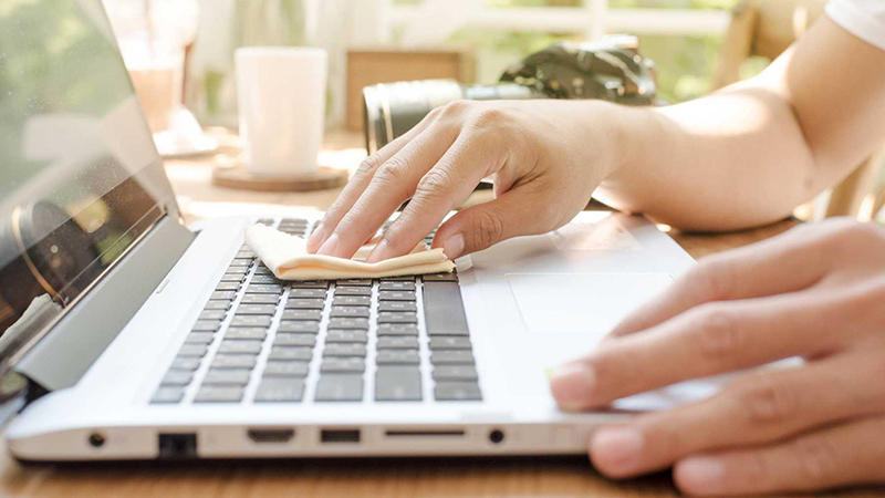 Lật ngược máy tính để các mảnh bụi bẩn trên bàn phím rơi xuống