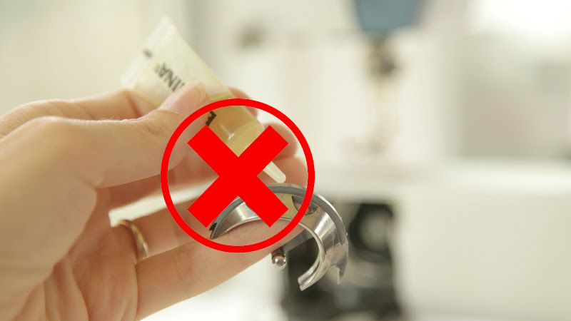 Bạn nên dùng dầu bôi trơn máy may hoặc chất tương tự để tra cho linh kiện máy tính