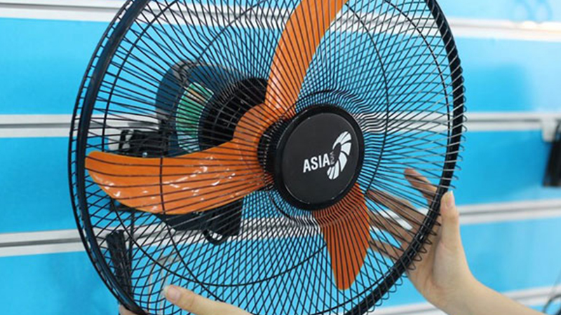 cach-ve-sinh-quat-dung-quat-treo-tuong-chi-voi-6-buoc-rat-m4-b11-800x450-1 Lắp quạt lại bình thường