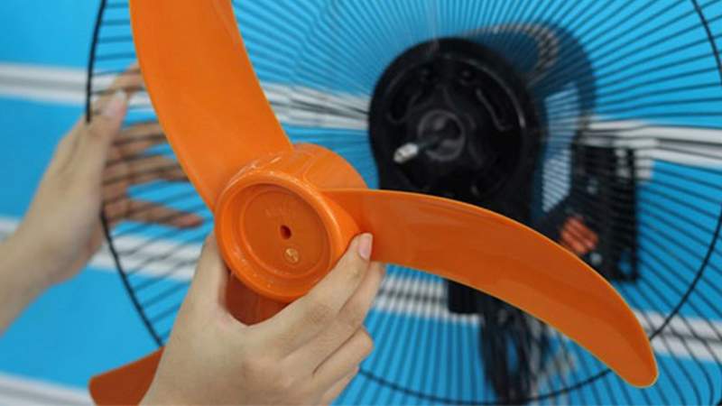 cach-ve-sinh-quat-dung-quat-treo-tuong-chi-voi-6-buoc-rat-m4-b4-800x450-1 Tháo chốt cánh quạt