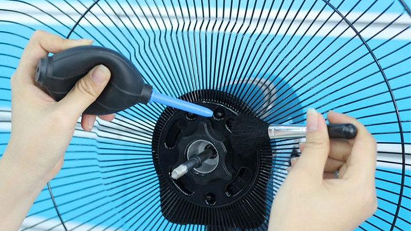 cach-ve-sinh-quat-dung-quat-treo-tuong-chi-voi-6-buoc-rat-m4-b9-800x450-1 Vệ sinh phần động cơ và khe tảng nhiệt