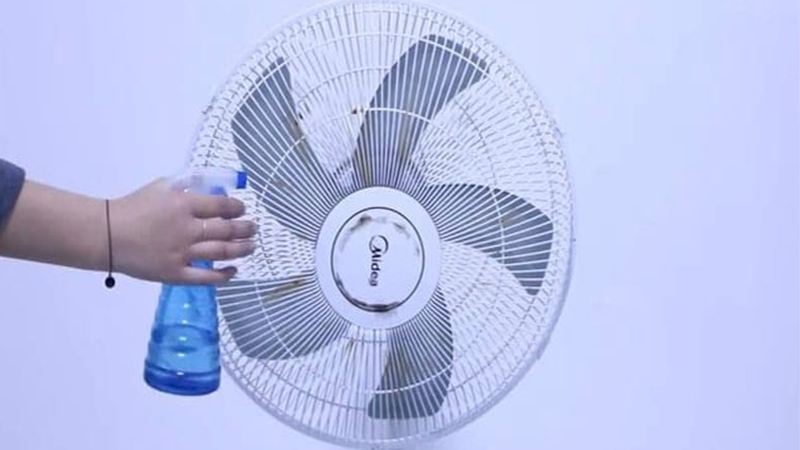cach-ve-sinh-quat-dung-quat-treo-tuong-chi-voi-6-buoc-rat-m5-b3-800x450-1 Xịt đều dung dịch lên phần trước và sau của cánh quạt
