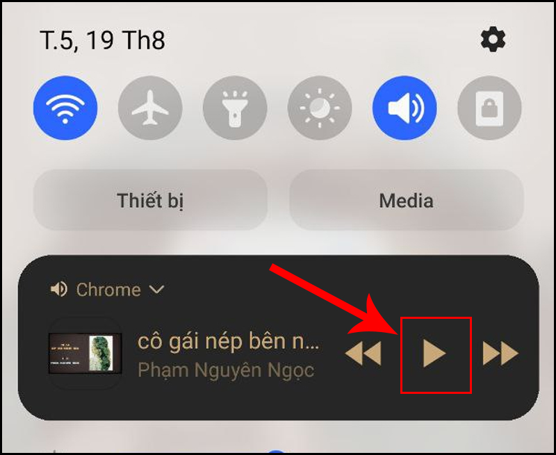Vào game và phát nhạt bằng cách nhấn vào nút play nhạc ở thanh điều khiển