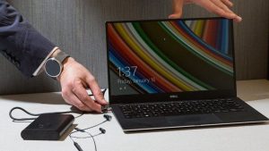 Vừa sạc laptop vừa đeo tai nghe có sao không?