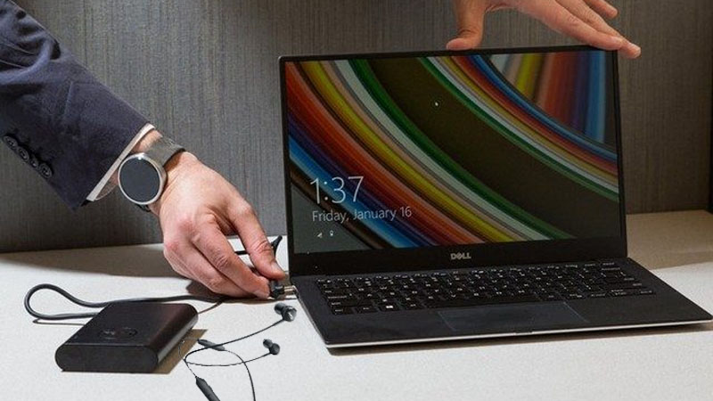 cau-hoi-01-800x450-2 Vừa sạc laptop vừa đeo tai nghe có sao không?
