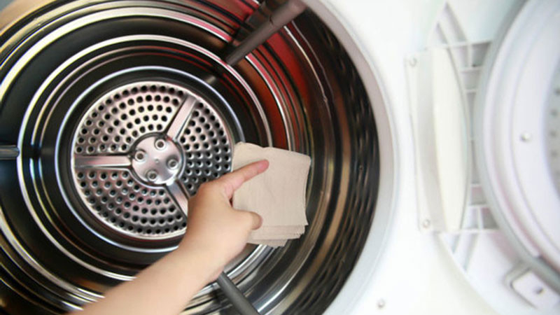 Lấy toàn bộ quần áo ra khỏi máy giặt