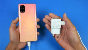 Người dùng thực hiện sạc pin Samsung A51